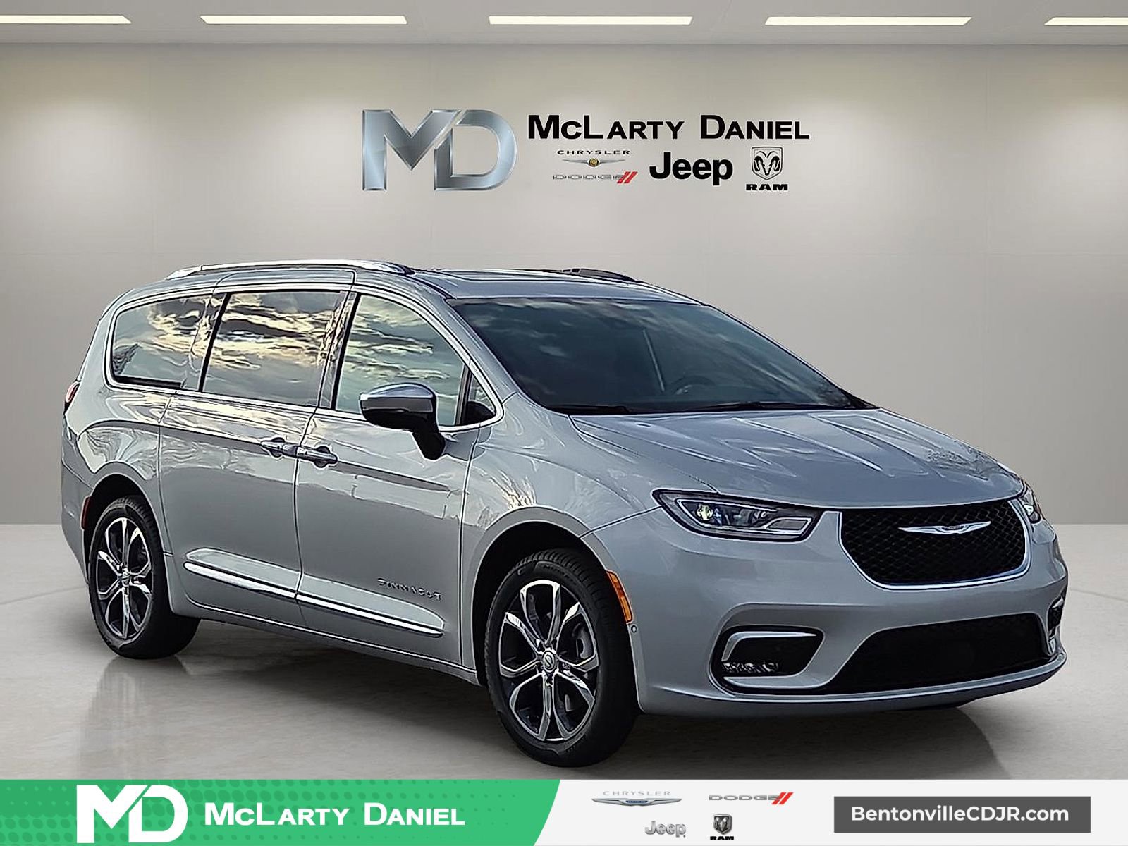 New 2026 Chrysler Pacifica Pinnacle w/ Trailer Tow Group AWD/4WD image 1