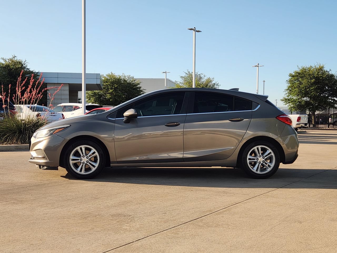 Used 2017 Chevrolet Cruze LT w/ Sun And Sound Package FWD image 4