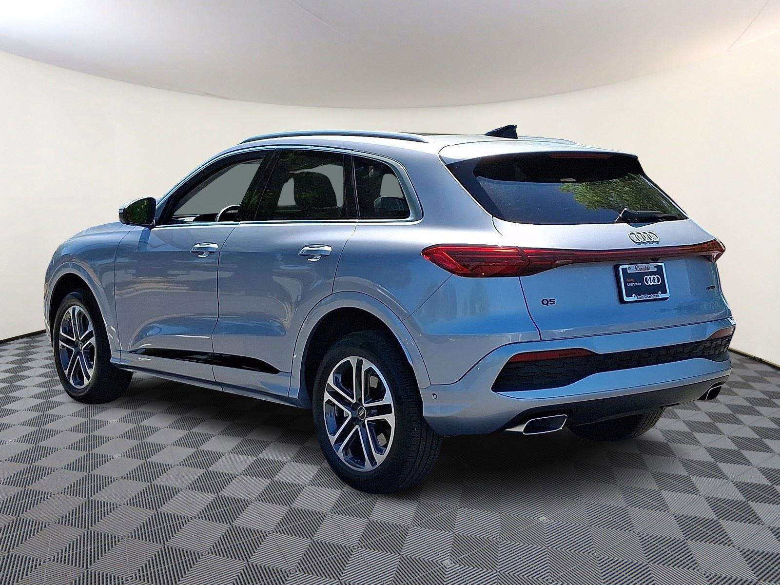Used 2025 Audi Q5 Premium Plus w/ Premium Plus AWD/4WD image 4