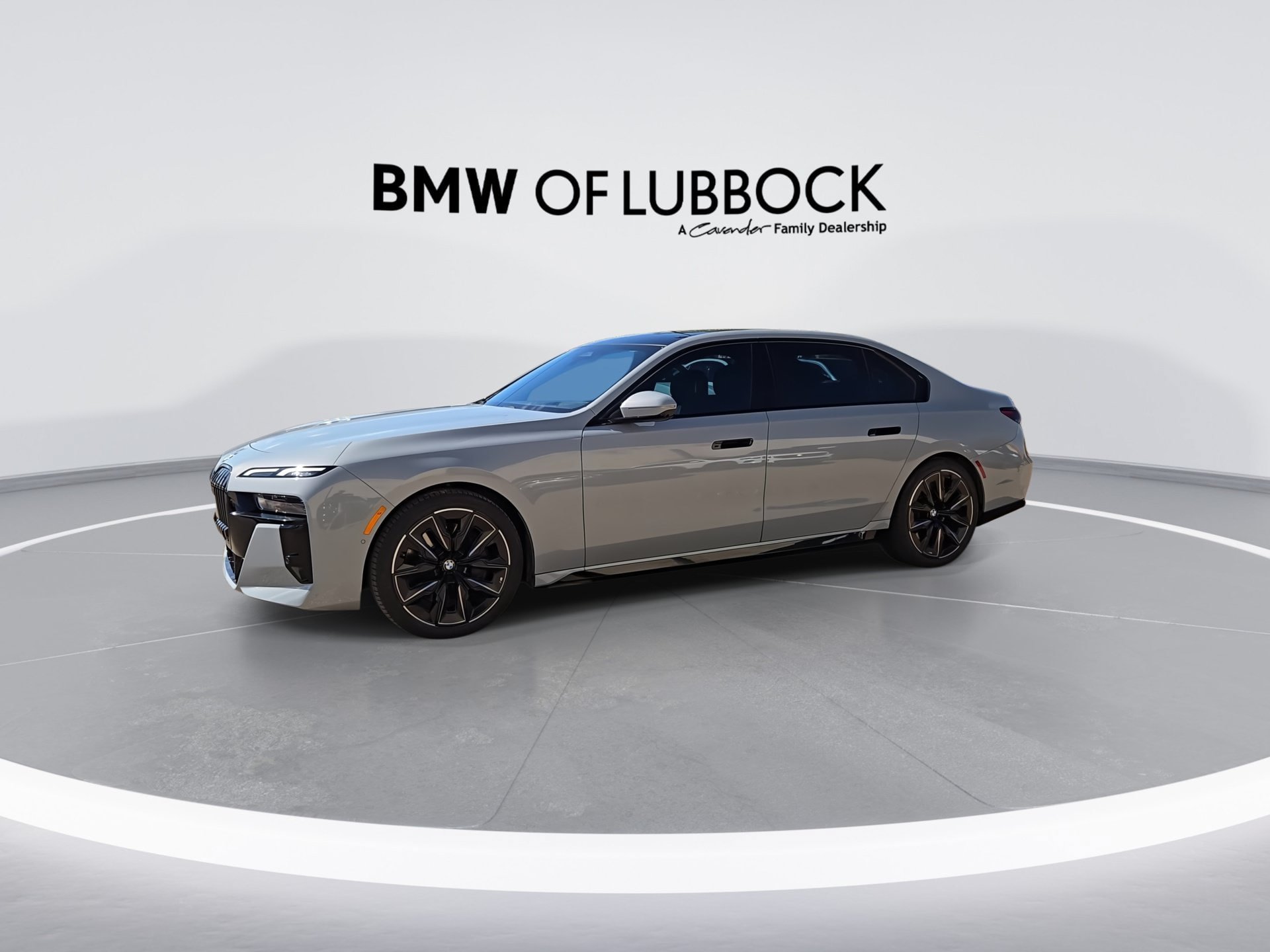 Used 2023 BMW 740i w/ Parking Assistance Package RWD image 5
