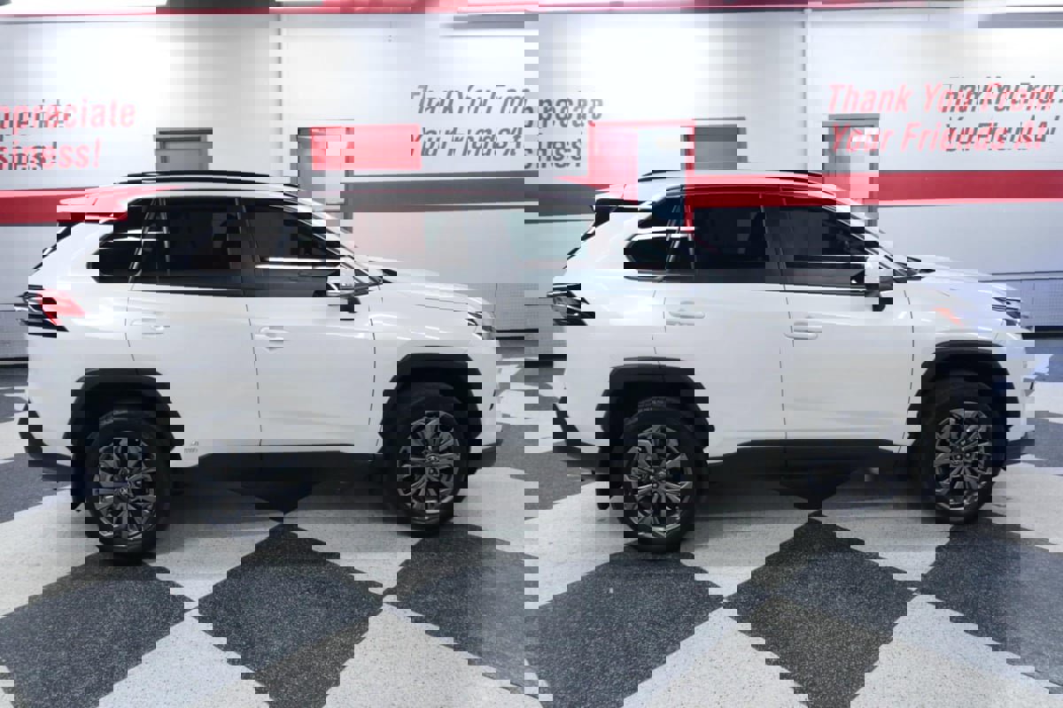 Used 2022 Toyota RAV4 XLE Premium image 37