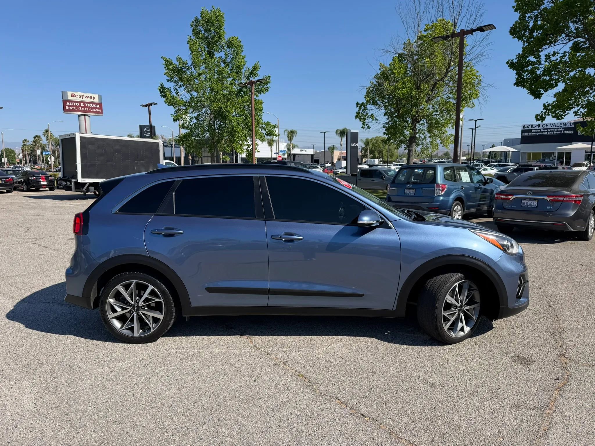 Used 2022 Kia Niro Touring Special Edition FWD image 2