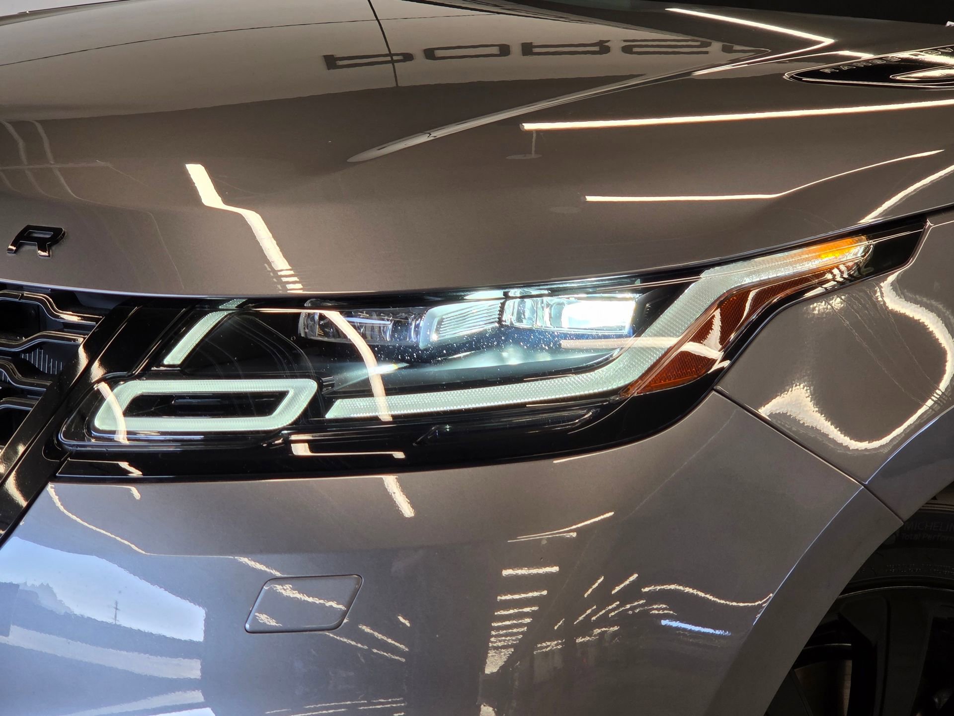 Used 2019 Land Rover Range Rover Velar R-Dynamic SE image 25