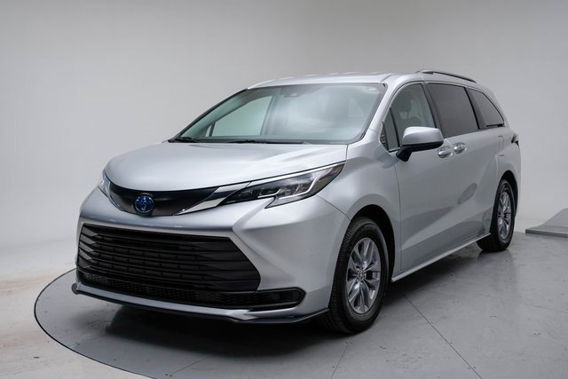 Used 2021 Toyota Sienna LE image 1