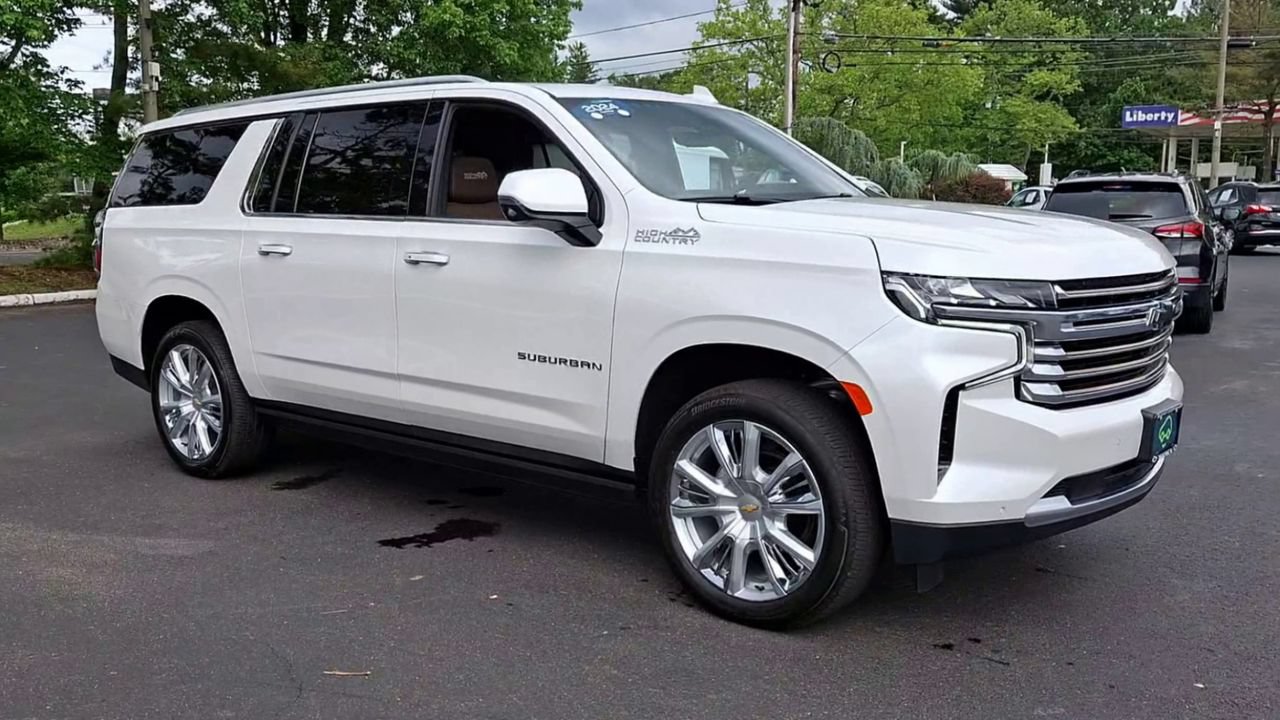 Used 2024 Chevrolet Suburban High Country AWD/4WD image 2