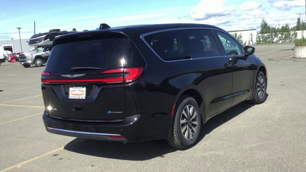 Used 2024 Chrysler Pacifica Select image 8