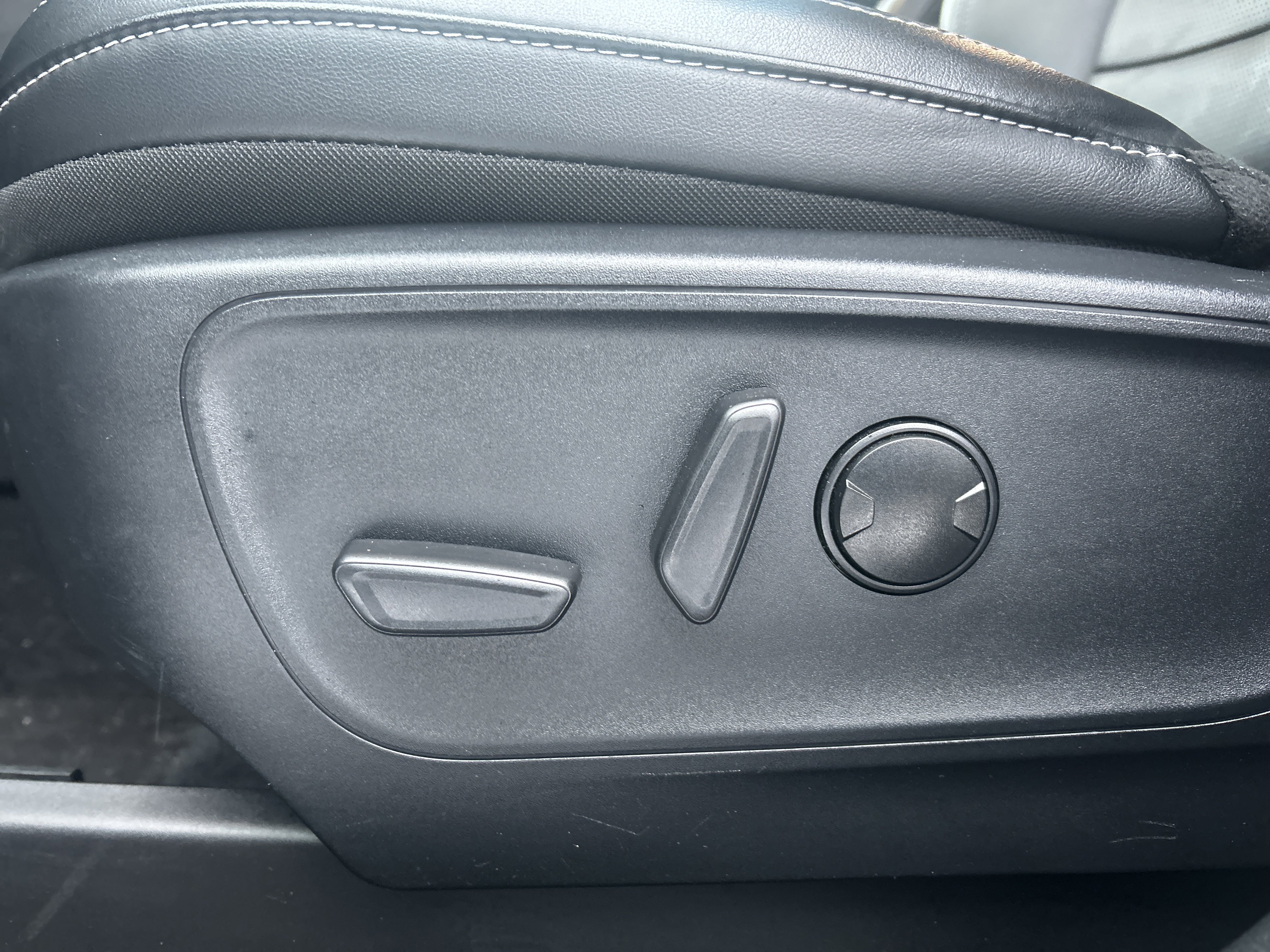 Used 2025 Ford Escape Platinum image 13