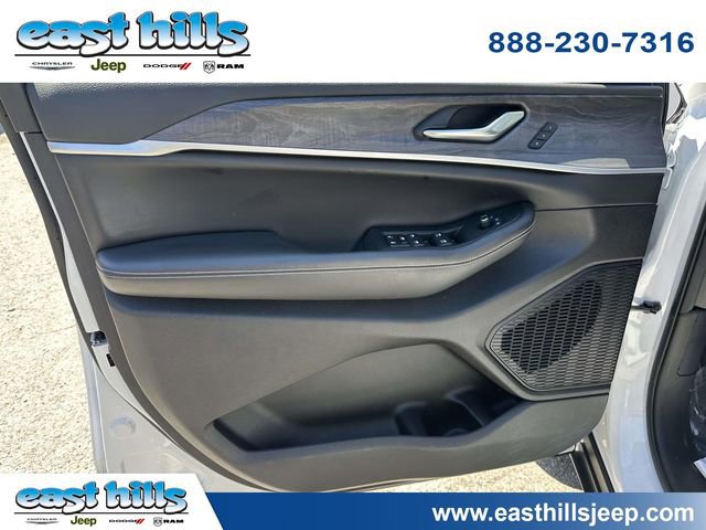 Certified 2023 Jeep Grand Cherokee Limited w/ Black Appearance Package AWD/4WD image 13