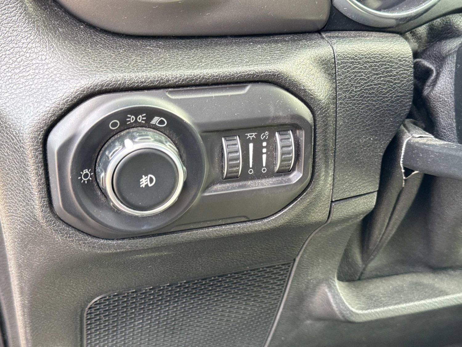 Used 2018 Jeep Wrangler Unlimited Sport image 25