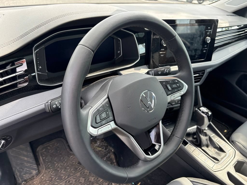 Used 2025 Volkswagen Jetta SEL FWD image 13