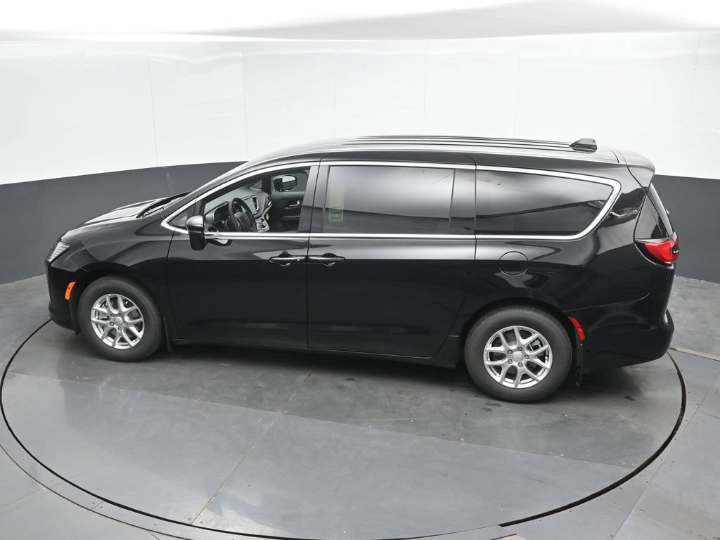 New 2027 Chrysler Pacifica Select FWD image 32