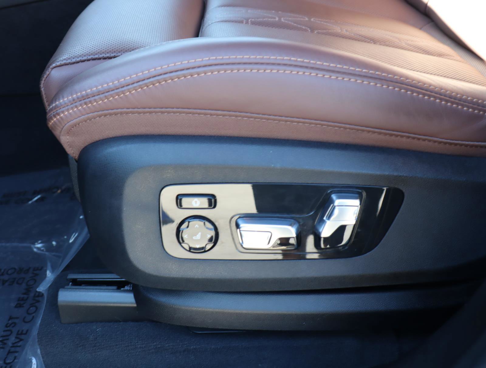 Used 2025 BMW X7 M60i w/ Executive Package image 20