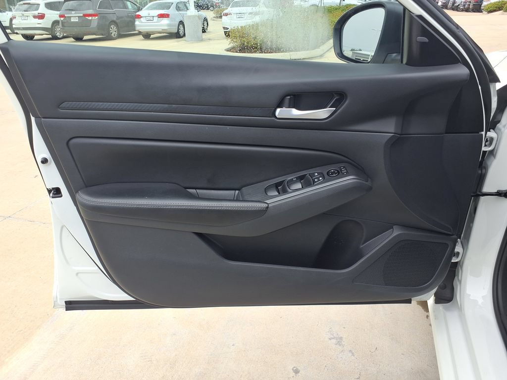 Used 2025 Nissan Altima 2.5 SV FWD image 12