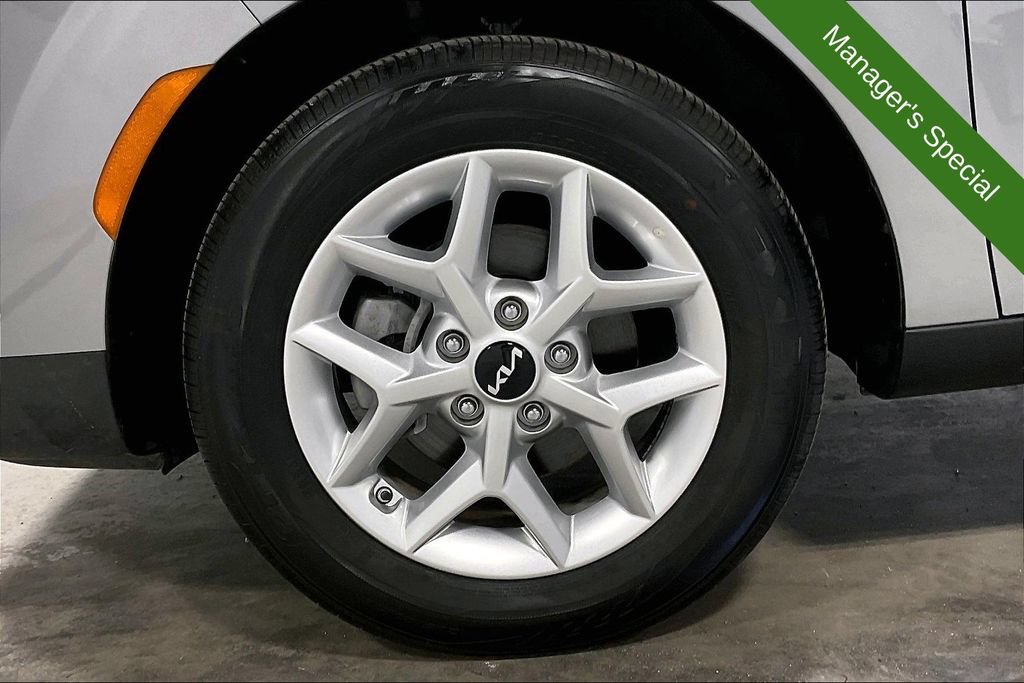 Used 2025 Kia Soul LX w/ LX Technology Package FWD image 10