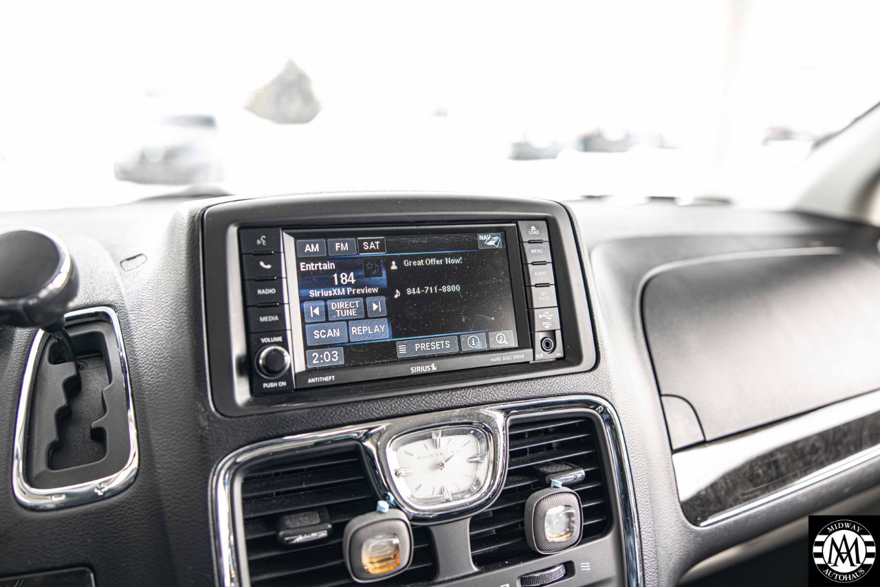 Used 2015 Chrysler Town & Country Touring-L w/ Driver Convenience Group image 19