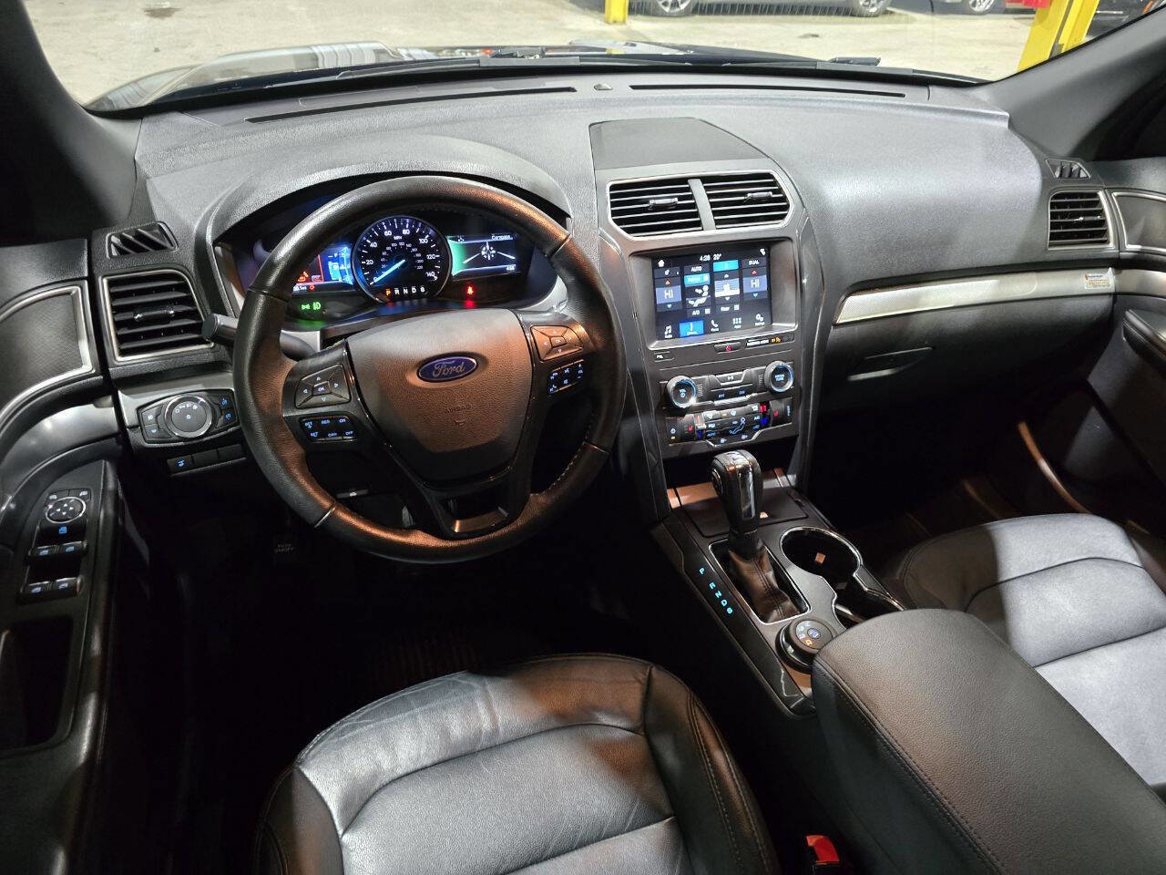 Used 2018 Ford Explorer XLT w/ Equipment Group 202A image 27