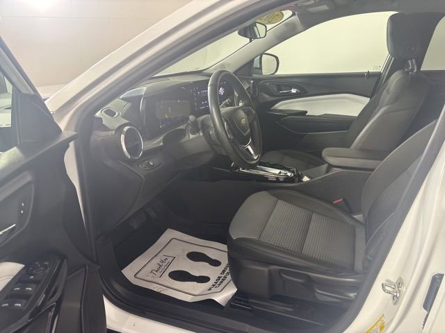 Used 2025 Chevrolet Trax LT w/ Driver Confidence Package FWD image 2