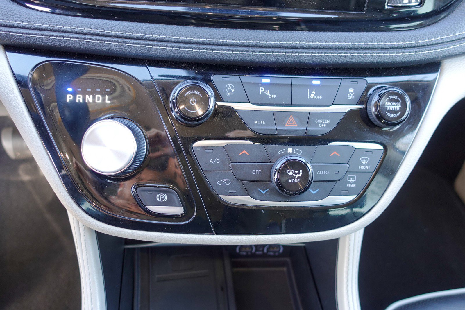 Used 2023 Chrysler Pacifica Limited image 18