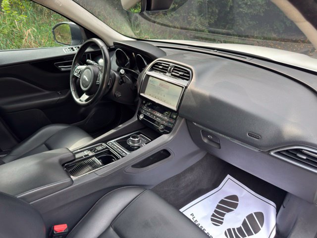 Used 2020 Jaguar F-PACE AWD/4WD image 19