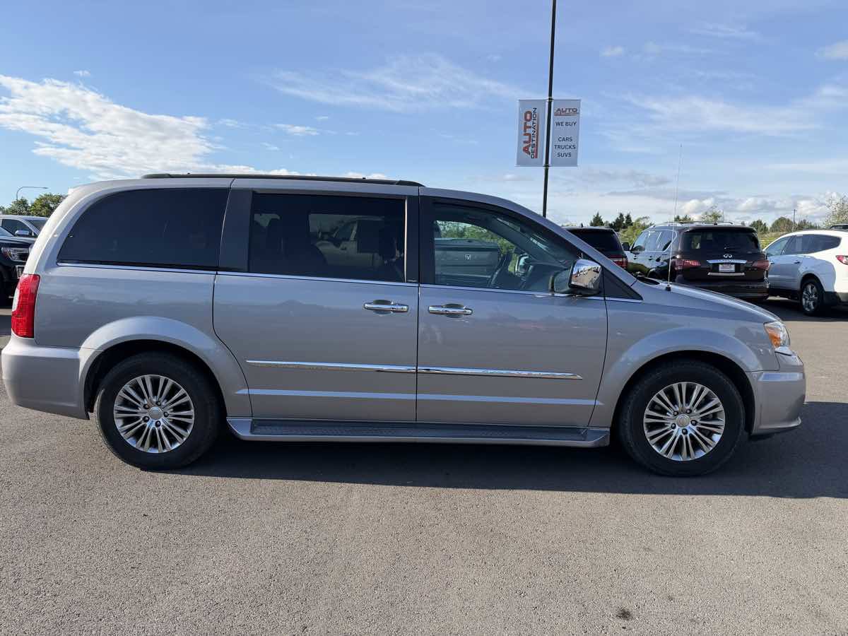 Used 2014 Chrysler Town & Country Touring-L w/ Driver Convenience Group FWD image 9