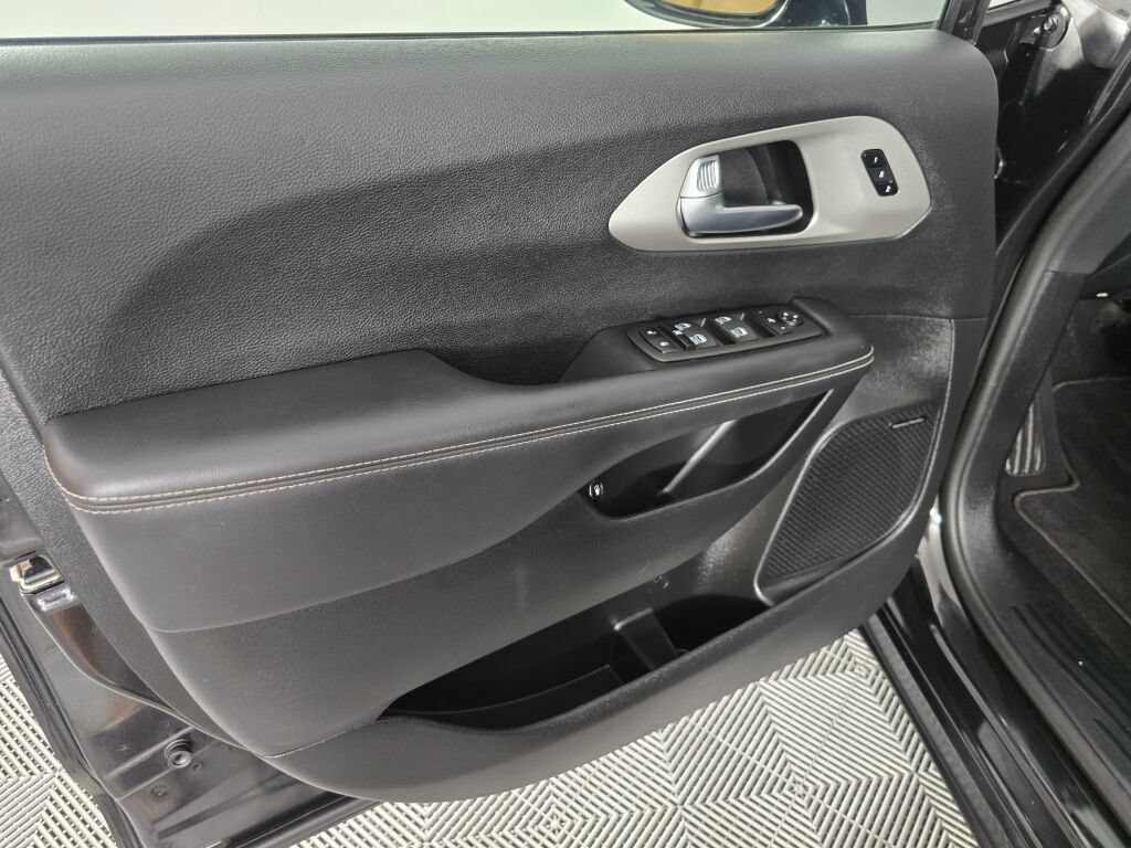 Used 2023 Chrysler Pacifica Limited w/ Uconnect Theater Family Group FWD image 19