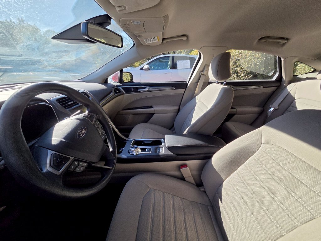 Used 2020 Ford Fusion SE FWD image 11