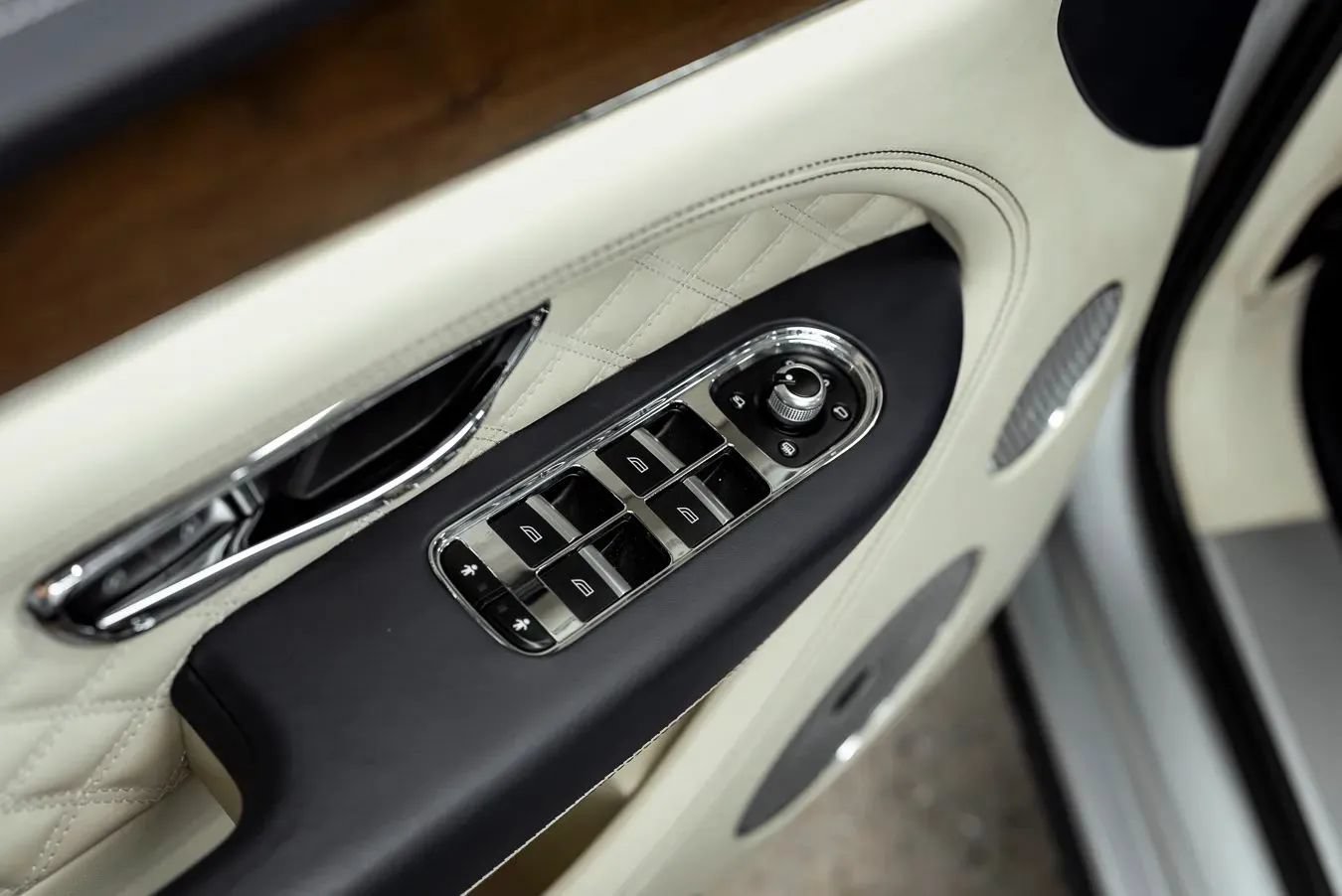 Used 2023 Bentley Bentayga AWD/4WD image 21