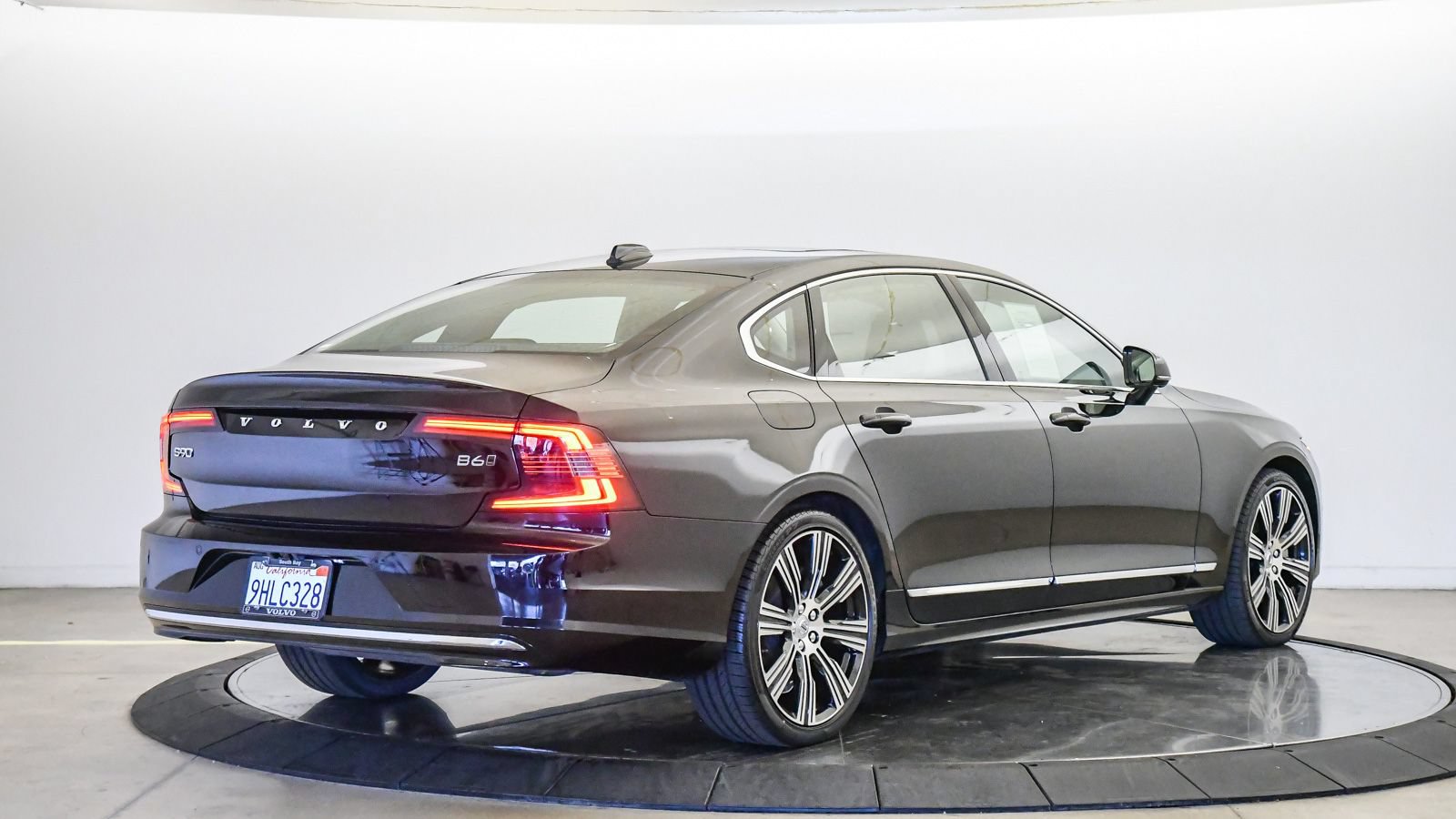 Certified 2023 Volvo S90 B6 Plus AWD/4WD image 5