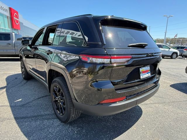 Used 2025 Jeep Grand Cherokee Altitude AWD/4WD image 4