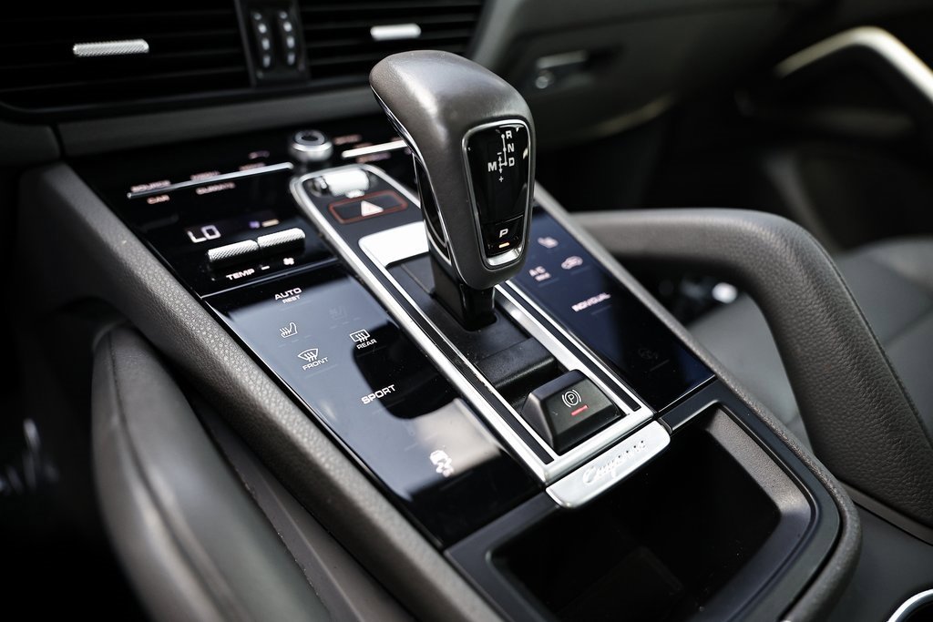 Used 2022 Porsche Cayenne Platinum Edition image 39