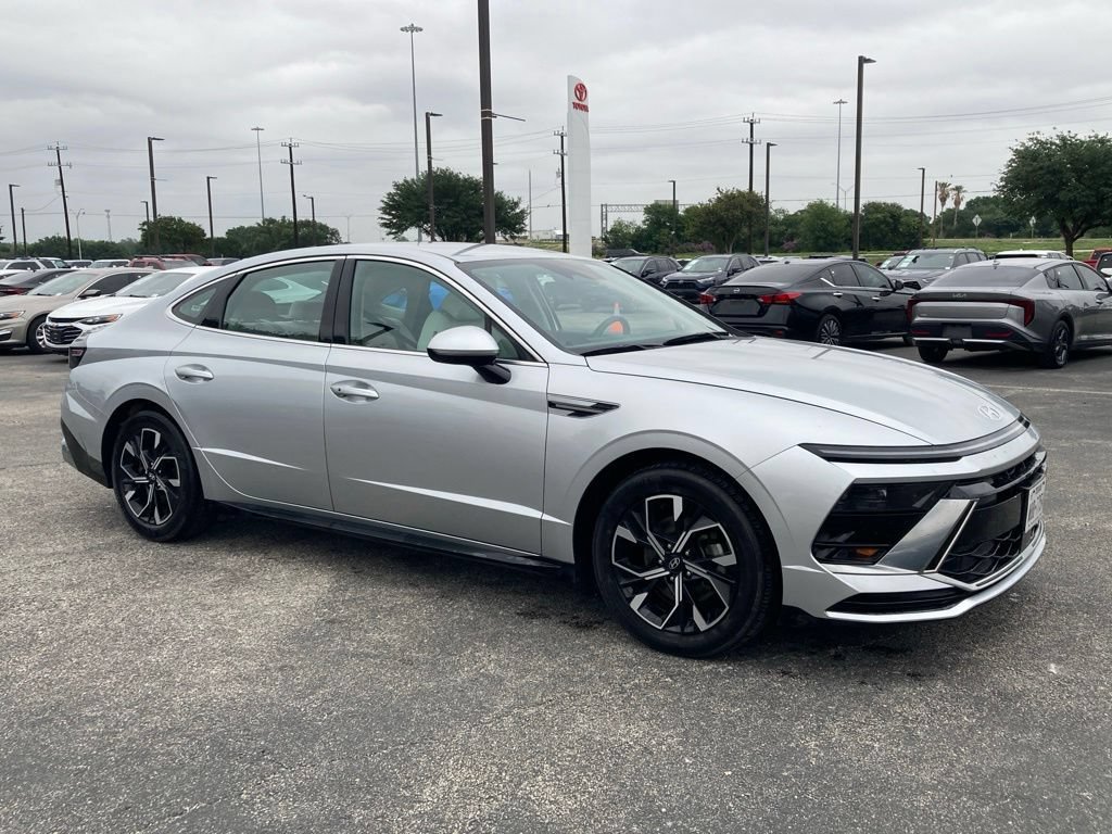 Used 2025 Hyundai Sonata SEL FWD image 2