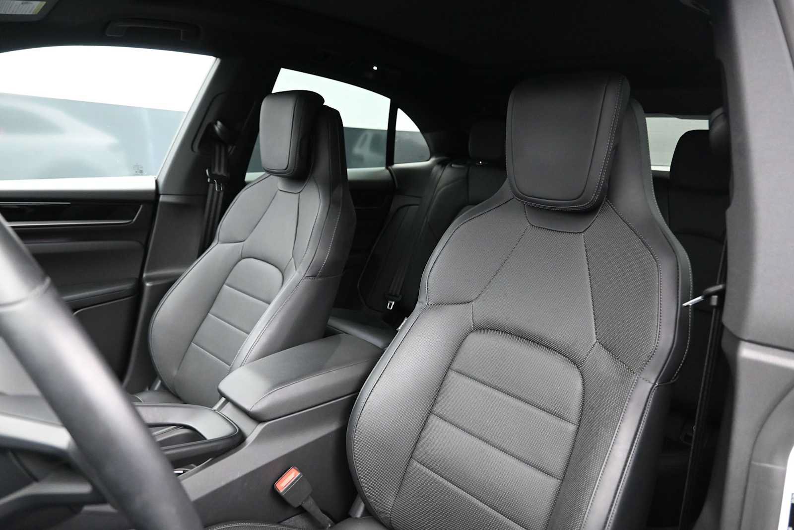 Certified 2025 Porsche Macan Electric RWD image 5
