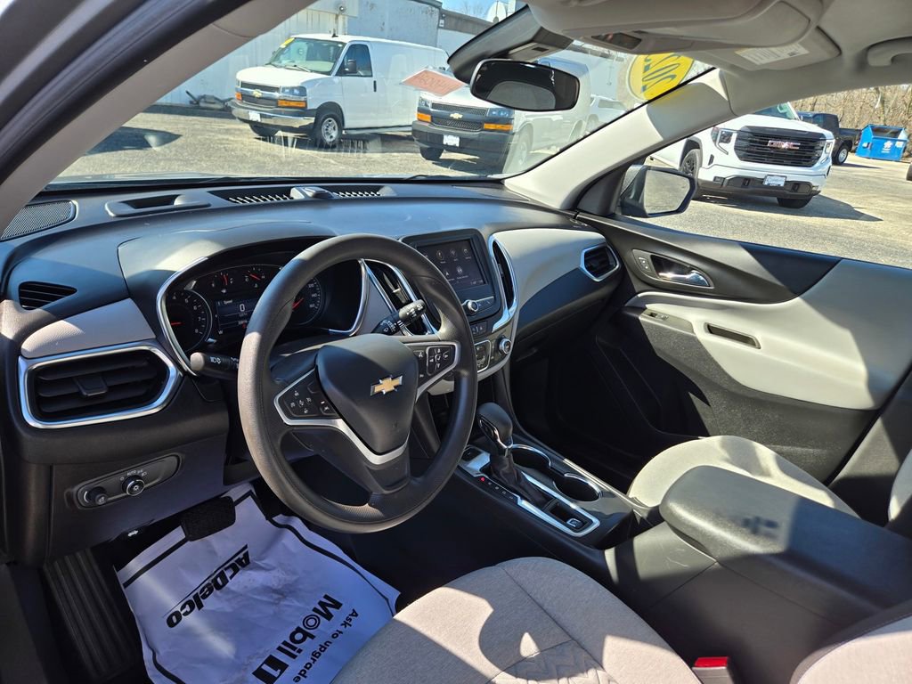 Used 2023 Chevrolet Equinox LS w/ LS Convenience Package image 2