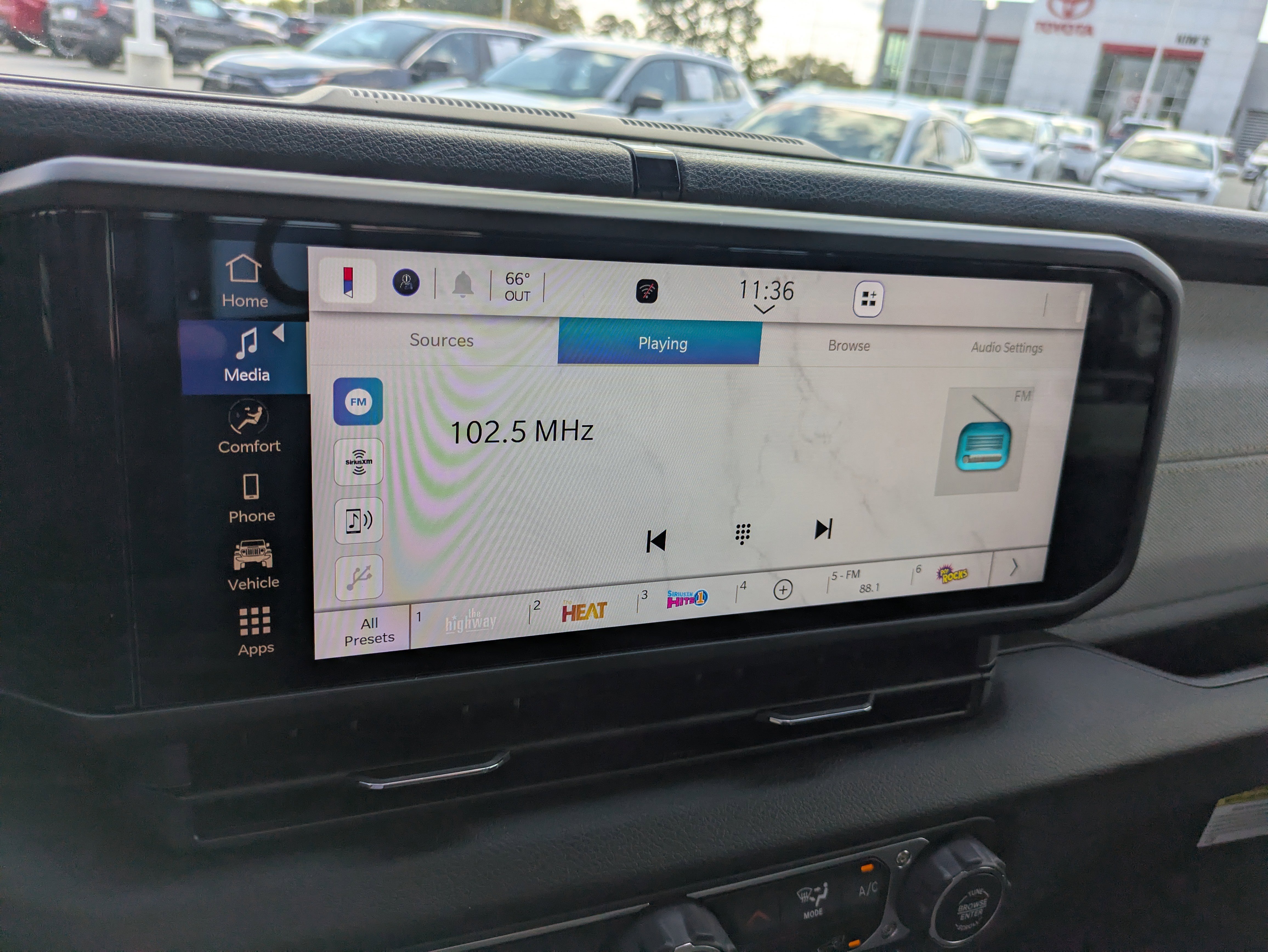 New 2025 Jeep Gladiator Sport image 17