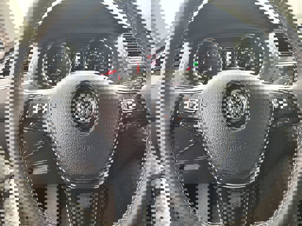 Used 2021 Volkswagen Tiguan SE w/ Panoramic Sunroof Package image 27