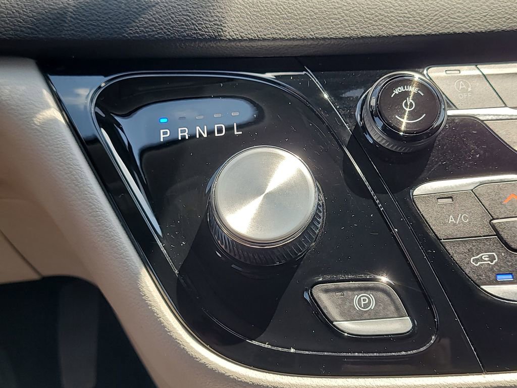 Used 2024 Chrysler Pacifica Touring-L image 24