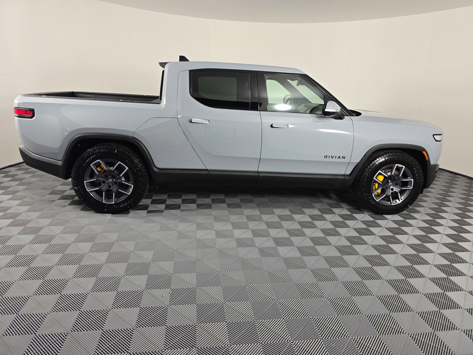 Used 2023 Rivian R1T Launch Edition image 6