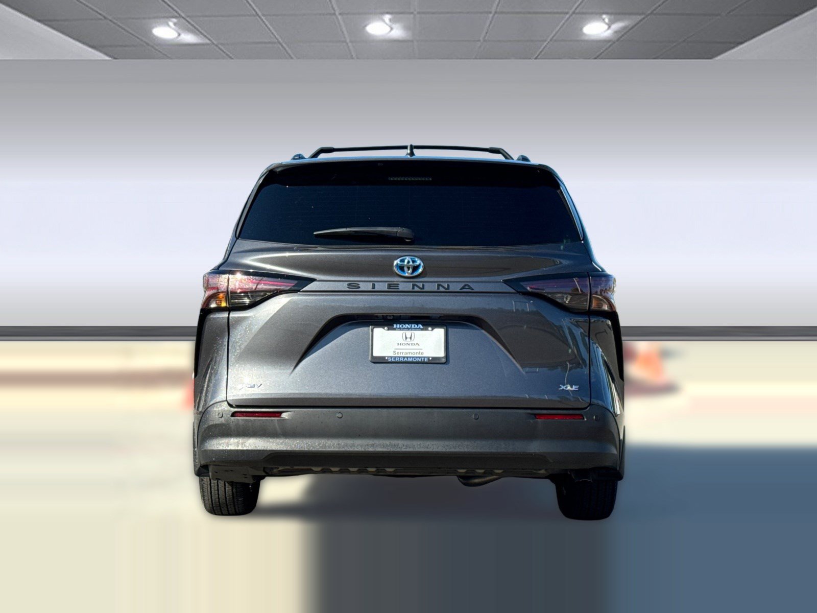 Used 2025 Toyota Sienna XLE FWD image 9