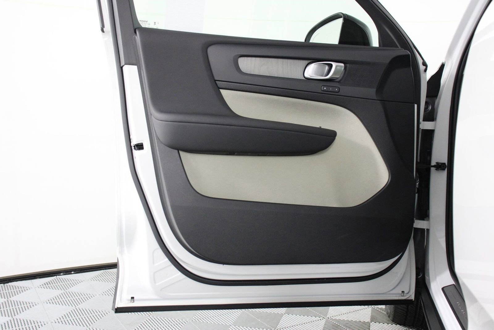 Certified 2026 Volvo XC40 B5 Plus w/ Protection Package Premier image 17