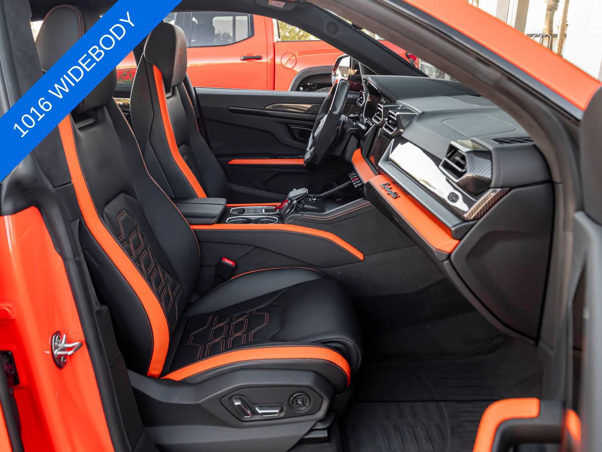 Used 2025 Lamborghini Urus SE AWD/4WD image 32