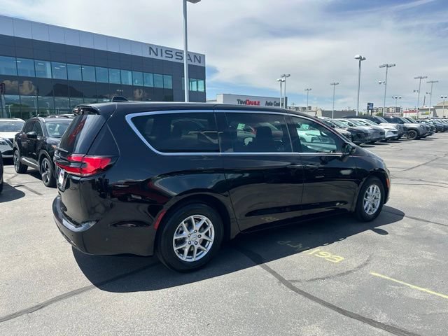 Used 2026 Chrysler Pacifica Select FWD image 12