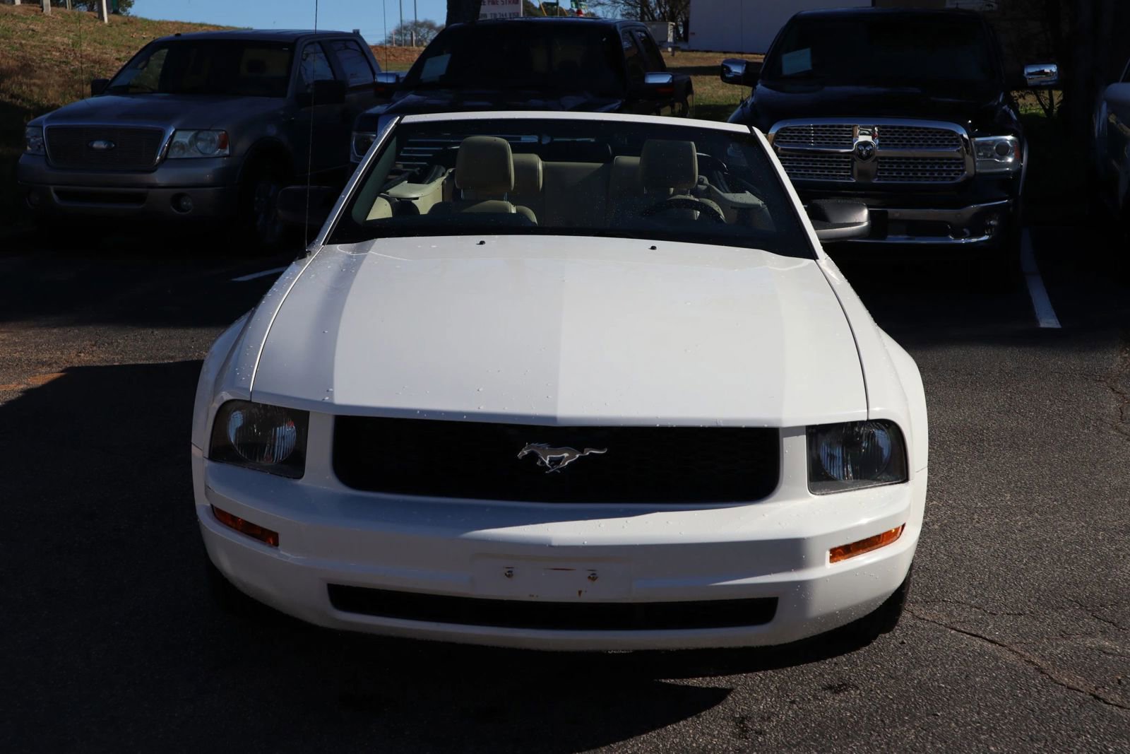 Used 2006 Ford Mustang Convertible image 2