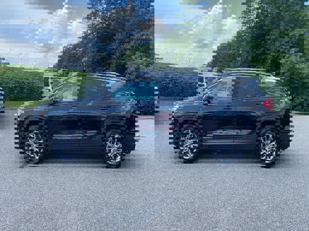 Used 2022 GMC Terrain SLT w/ Infotainment Package II image 2