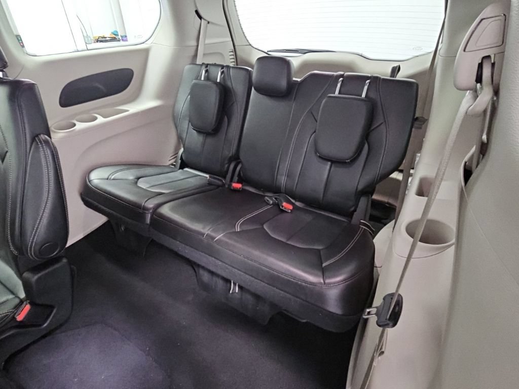 Used 2023 Chrysler Pacifica Touring-L FWD image 31