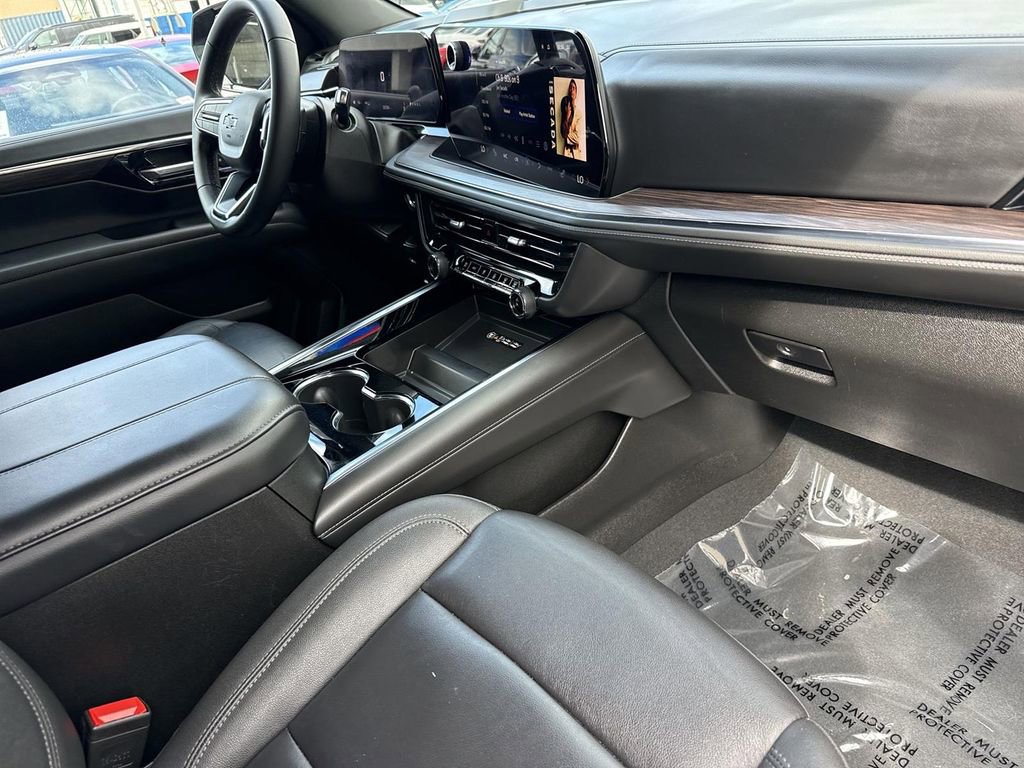 Used 2025 Chevrolet Suburban Z71 image 25