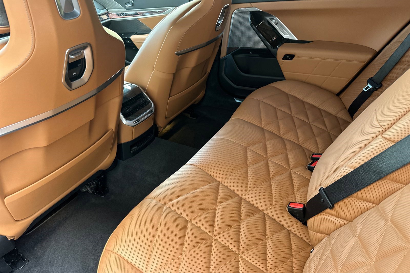 Used 2025 BMW 740i w/ Premium Package RWD image 15