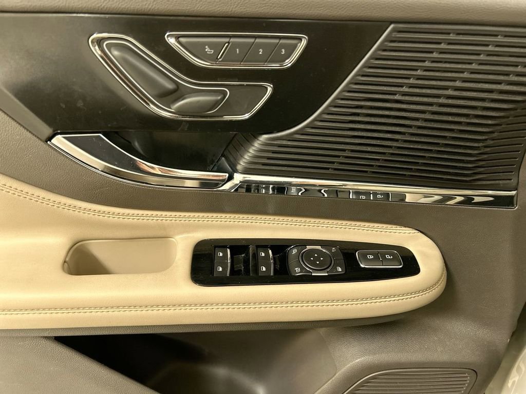 Used 2022 Lincoln Corsair Standard w/ Equipment Group 101A image 11