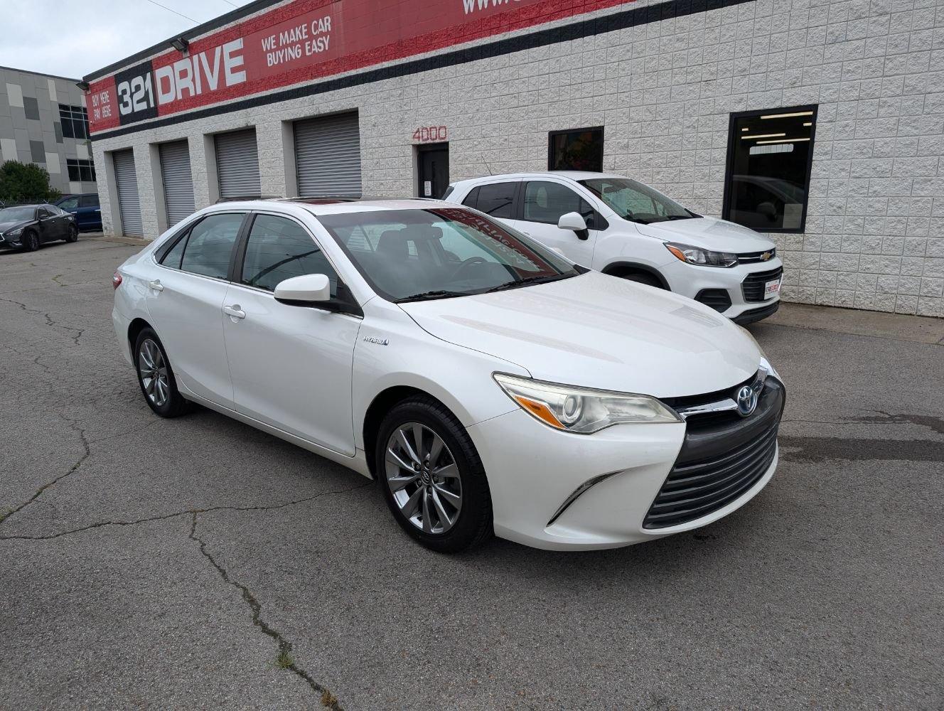 Used 2017 Toyota Camry XLE w/ Moonroof Package FWD image 4