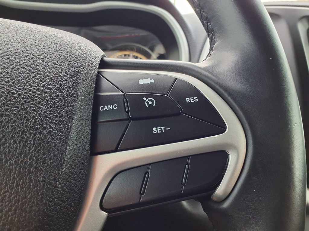 Used 2018 Jeep Cherokee Latitude Plus w/ Comfort/Convenience Group image 28