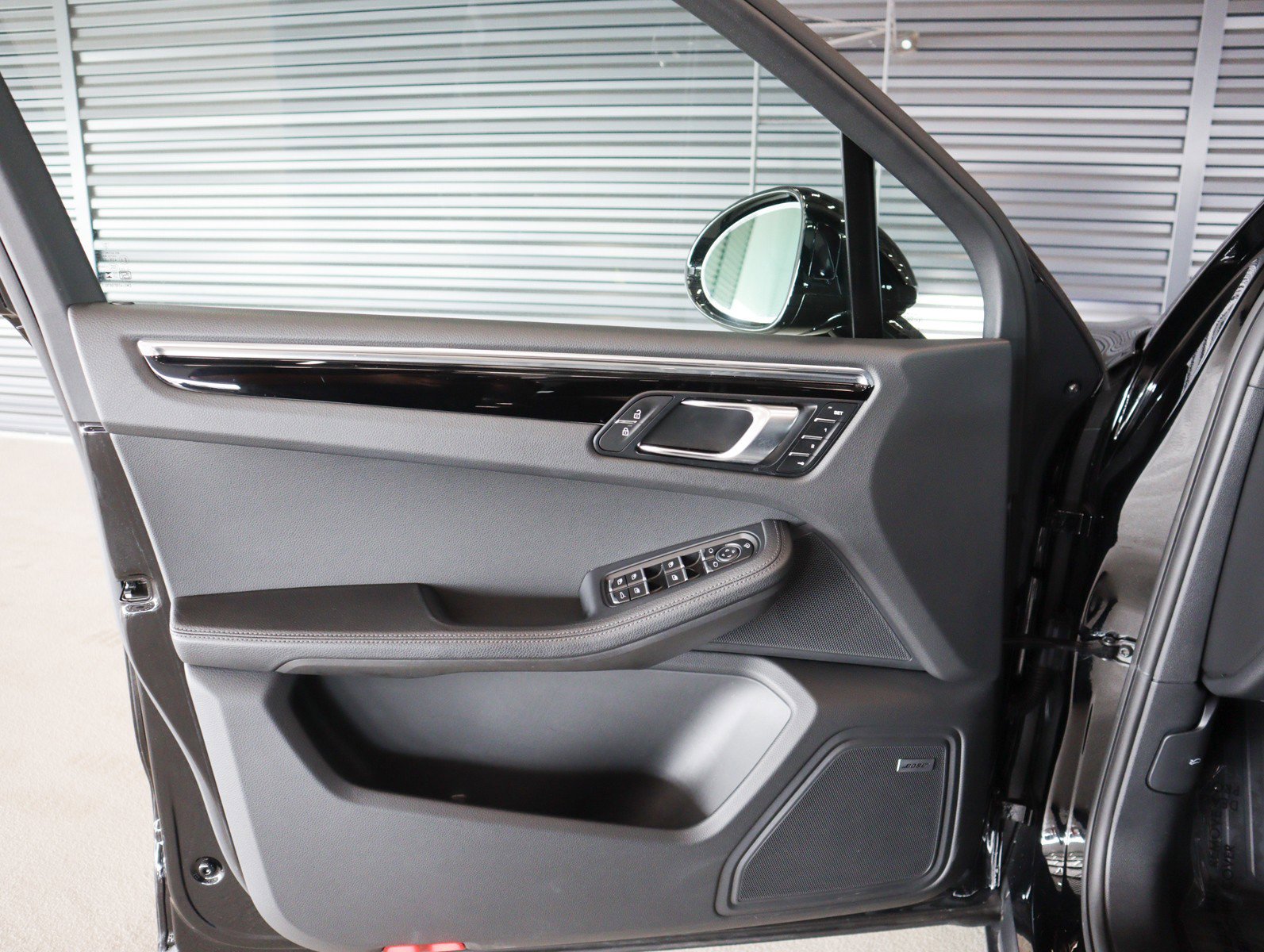 Certified 2025 Porsche Macan image 26